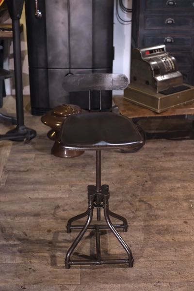 chaise atelier ancienne en metal brut 